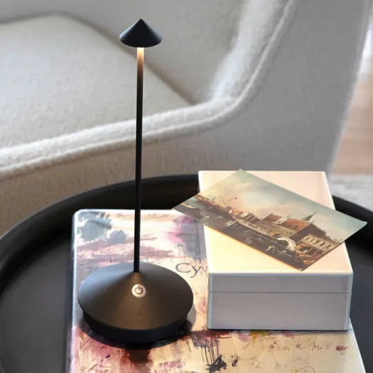 Lampe de bureau LED sans fil moderne en aluminium, à intensité variable, pour le bureau.