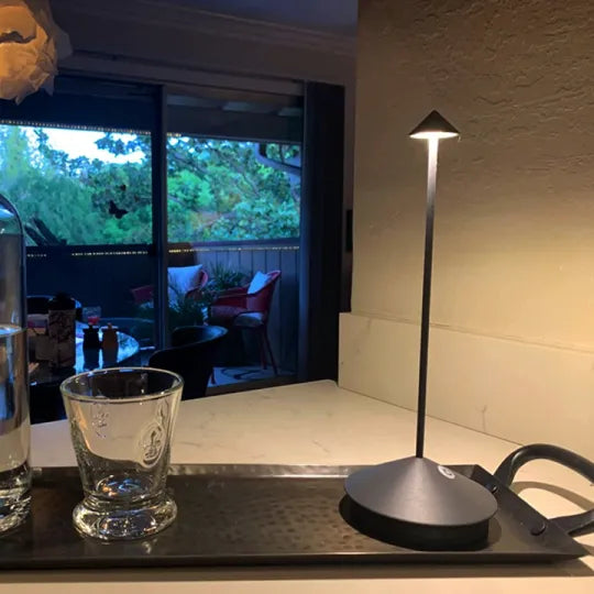 Lampe de bureau LED sans fil moderne en aluminium, à intensité variable, pour le bureau.