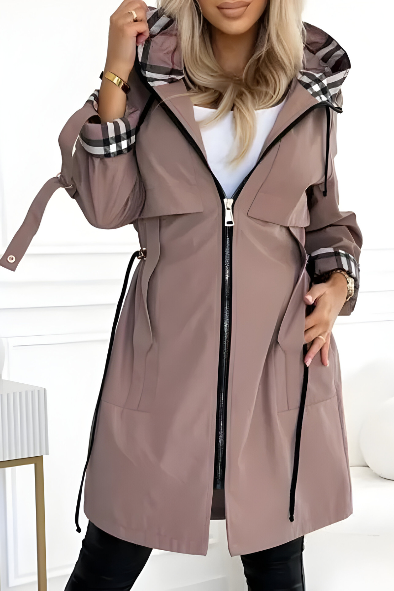 Parka de mujer ligera y elegante, de corte moderno, para un otoño de transición, informal.