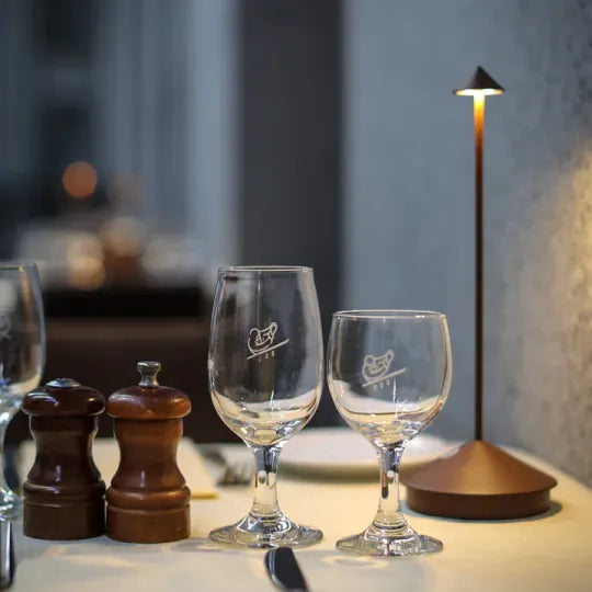 Lampe de bureau LED sans fil moderne en aluminium, à intensité variable, pour le bureau.