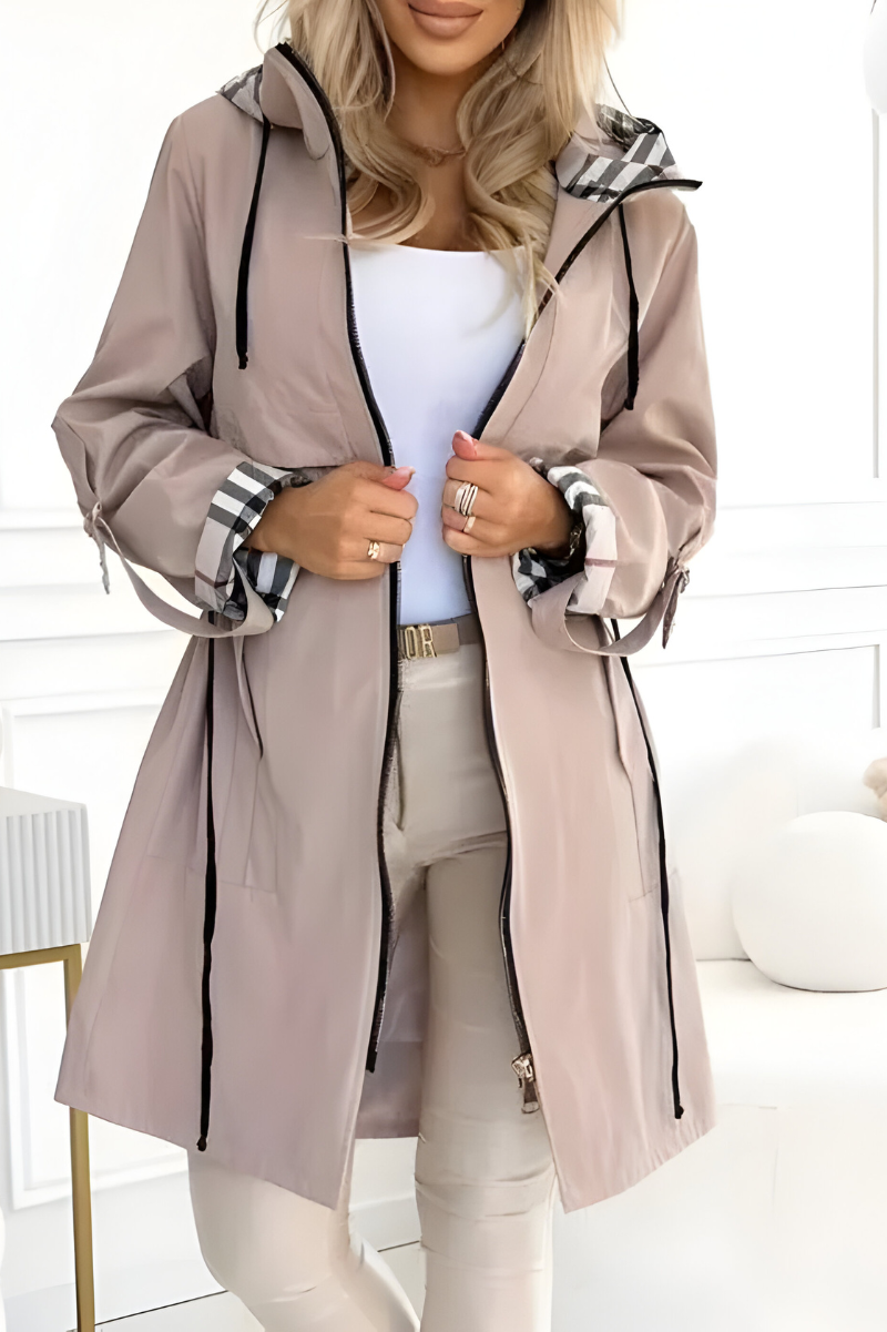 Parka de mujer ligera y elegante, de corte moderno, para un otoño de transición, informal.