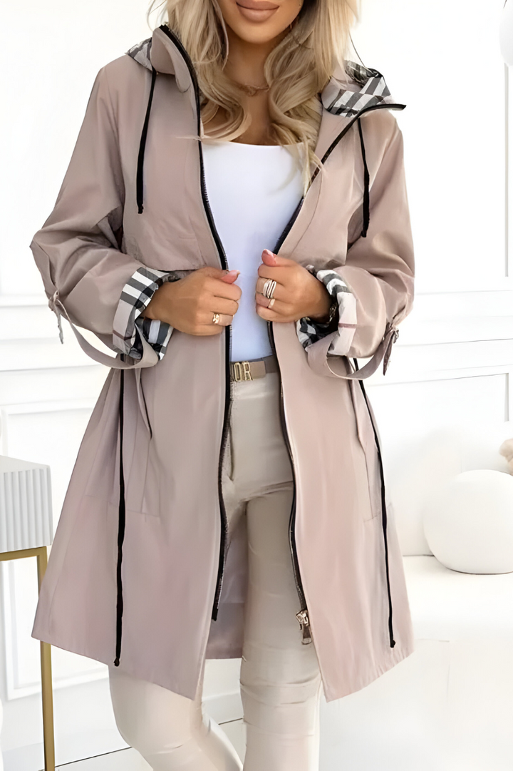 Parka de mujer ligera y elegante, de corte moderno, para un otoño de transición, informal.