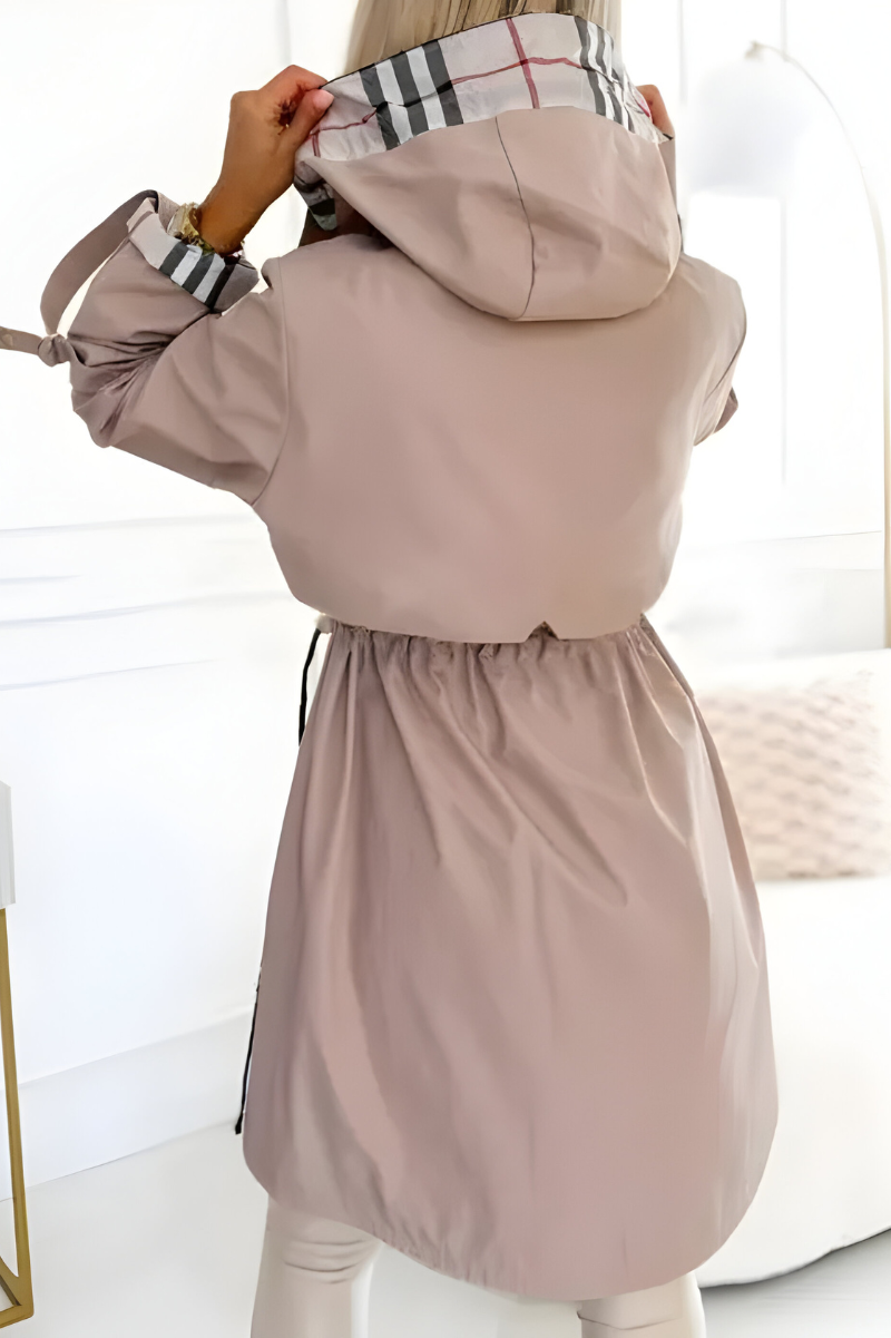 Parka de mujer ligera y elegante, de corte moderno, para un otoño de transición, informal.