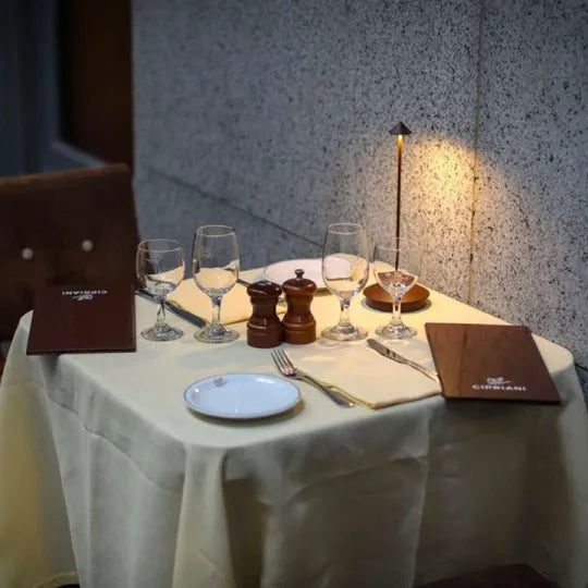 Lampe de bureau LED sans fil moderne en aluminium, à intensité variable, pour le bureau.