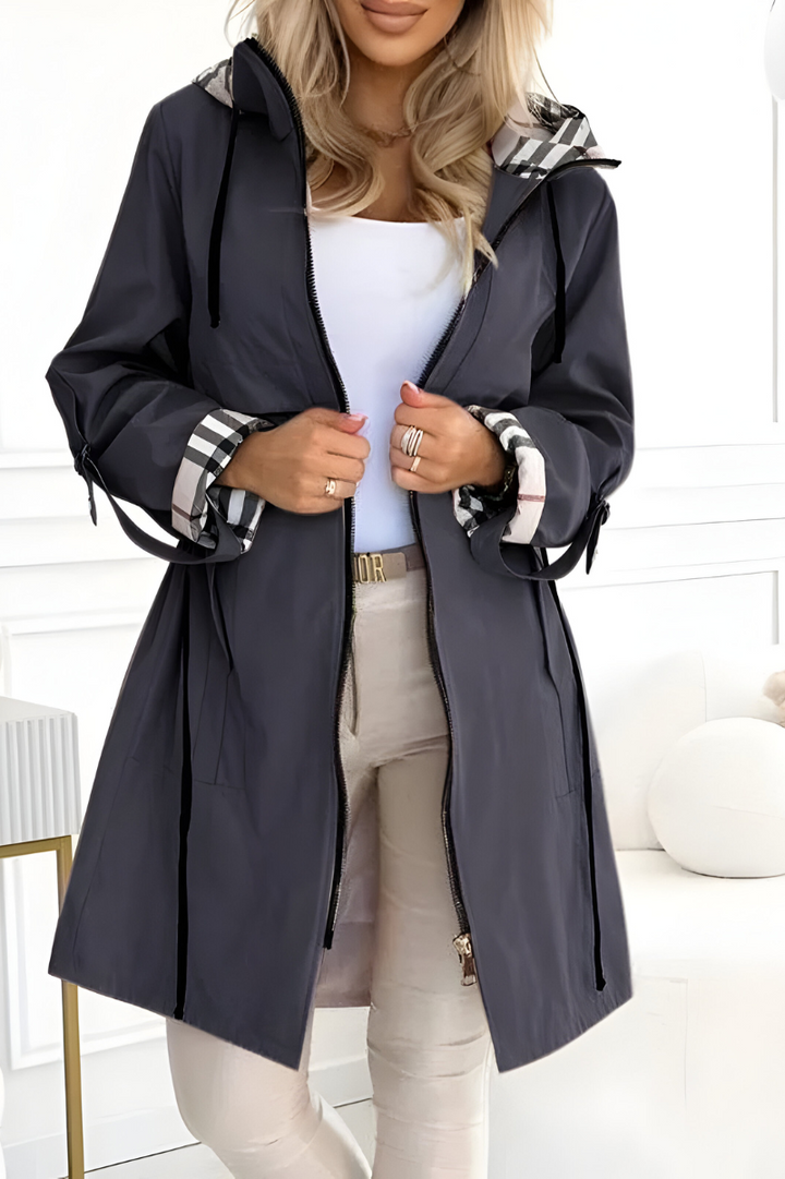 Parka de mujer ligera y elegante, de corte moderno, para un otoño de transición, informal.
