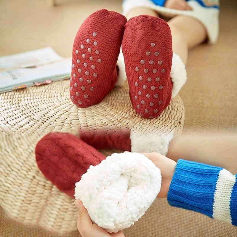 Chaussettes chaudes d'hiver antidérapantes en polaire pour garder les pieds au chaud