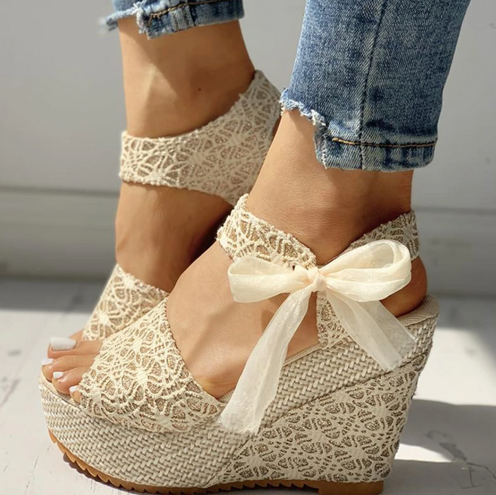 Lola - Sandalias elegantes con cuña, confort lujoso y detalles únicos para mujer