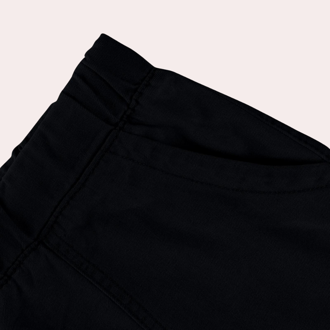Delfine - Elegant women's shorts with practical side pockets for an effortless look