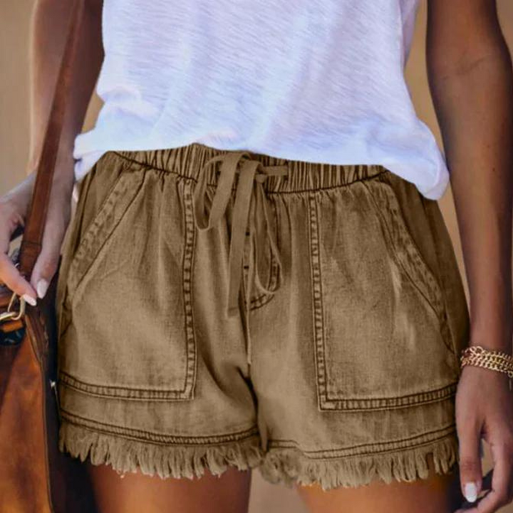 Delfine - Elegant women's shorts with practical side pockets for an effortless look