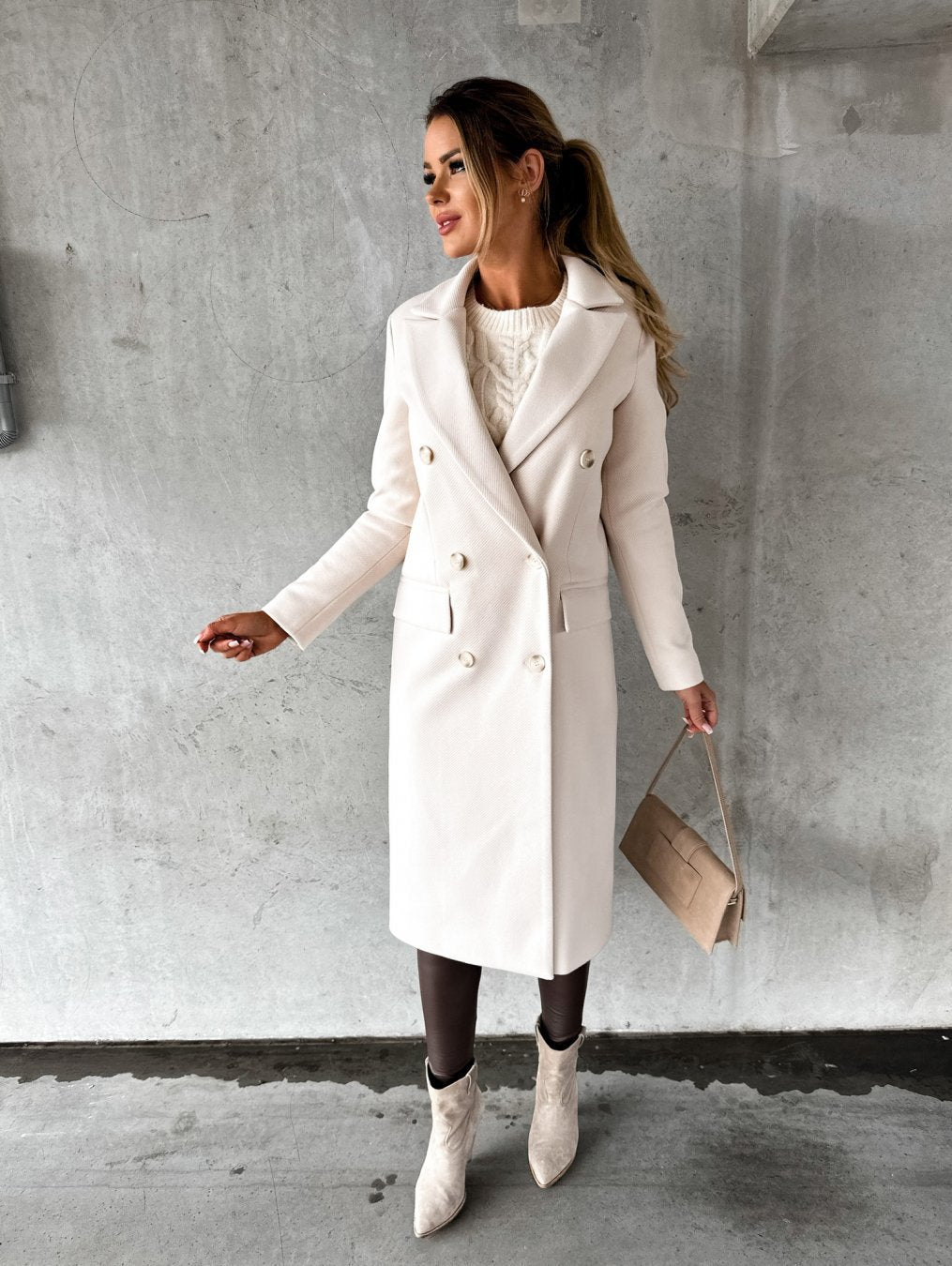 Cappotto lungo da donna in misto lana, dal taglio elegante e aderente, per l’autunno