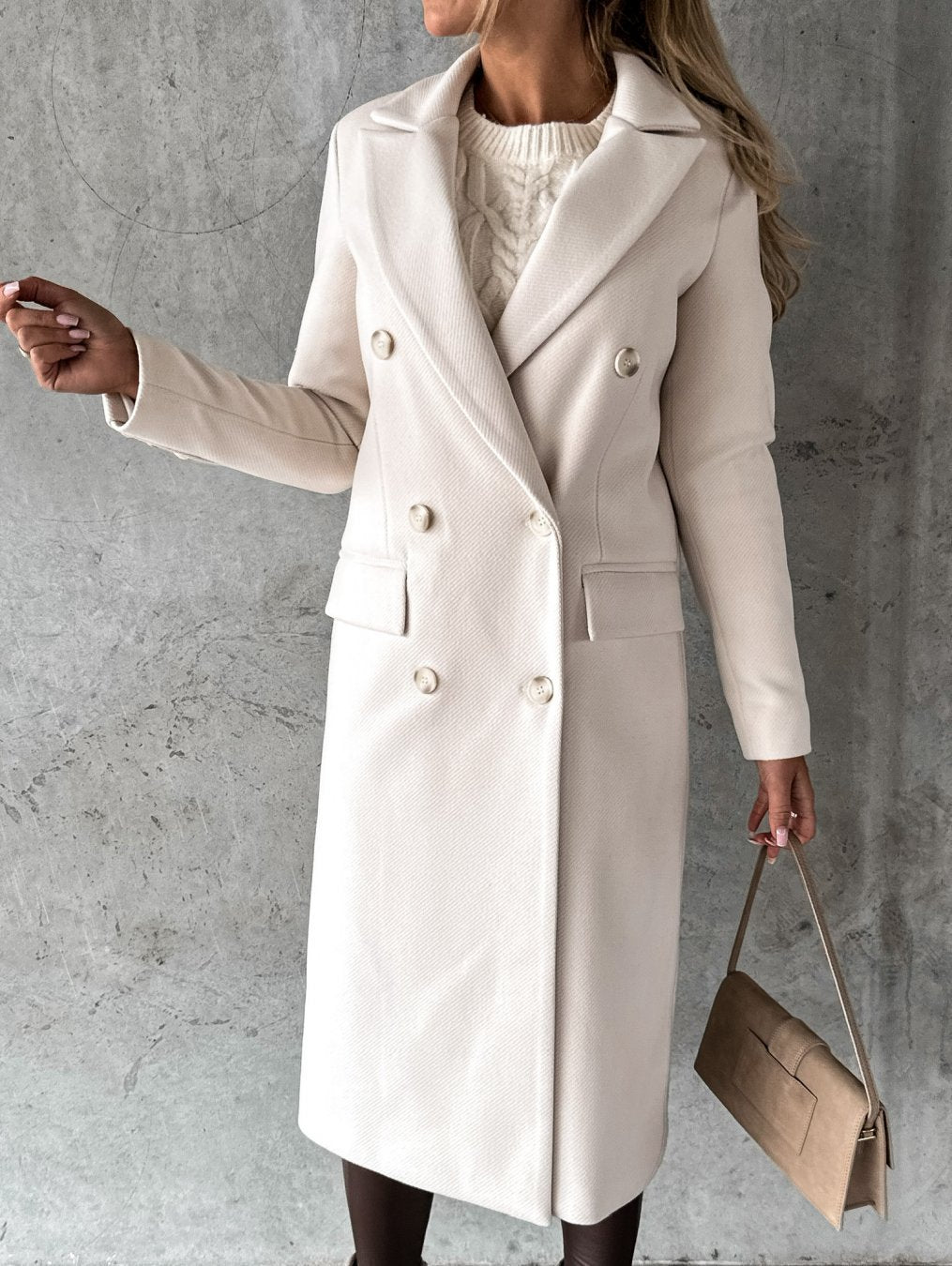 Cappotto lungo da donna in misto lana, dal taglio elegante e aderente, per l’autunno