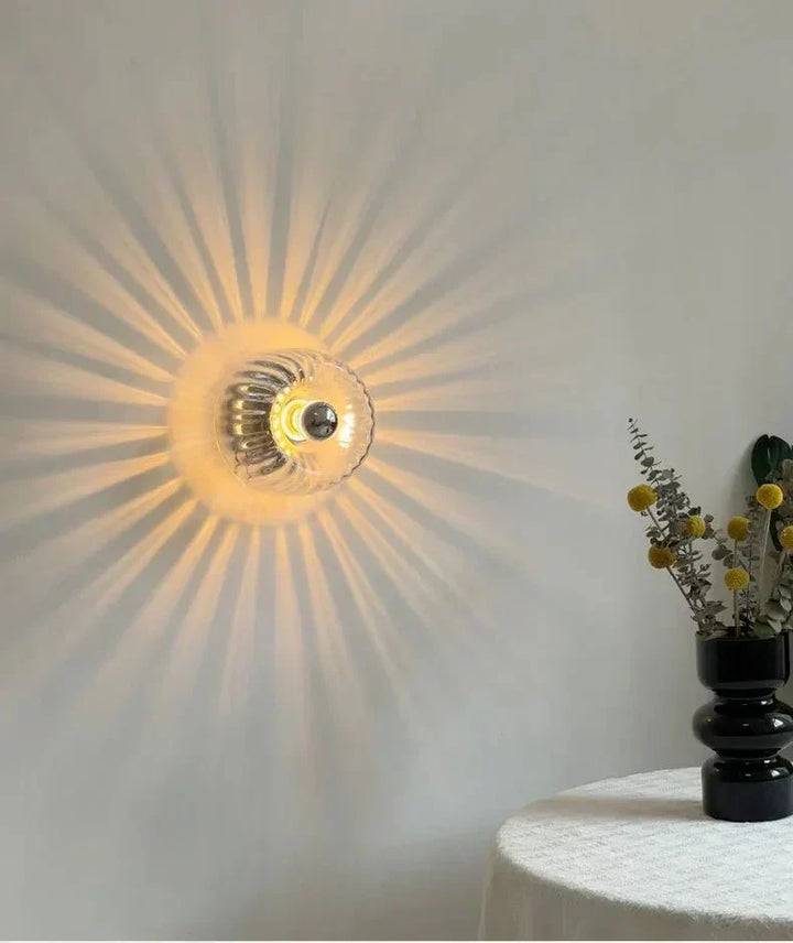 Applique murale métallique avec abat-jour en verre pour salon
