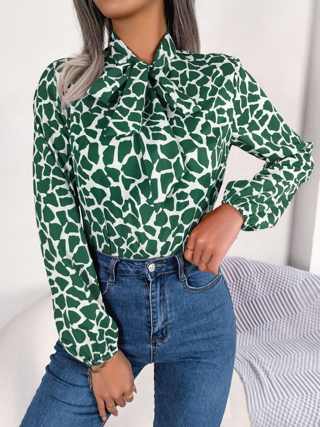Millie - Elegantní zelenobílá halenka s elegantní mašlí pro ženy