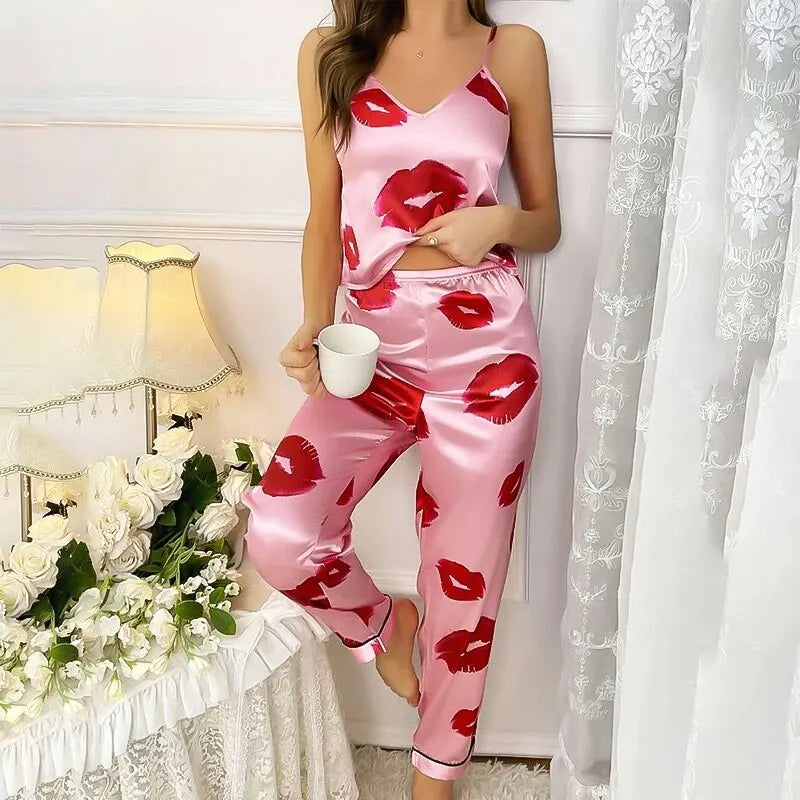 Rhea - Pijama elegante de satén con estampado de labios para mujer