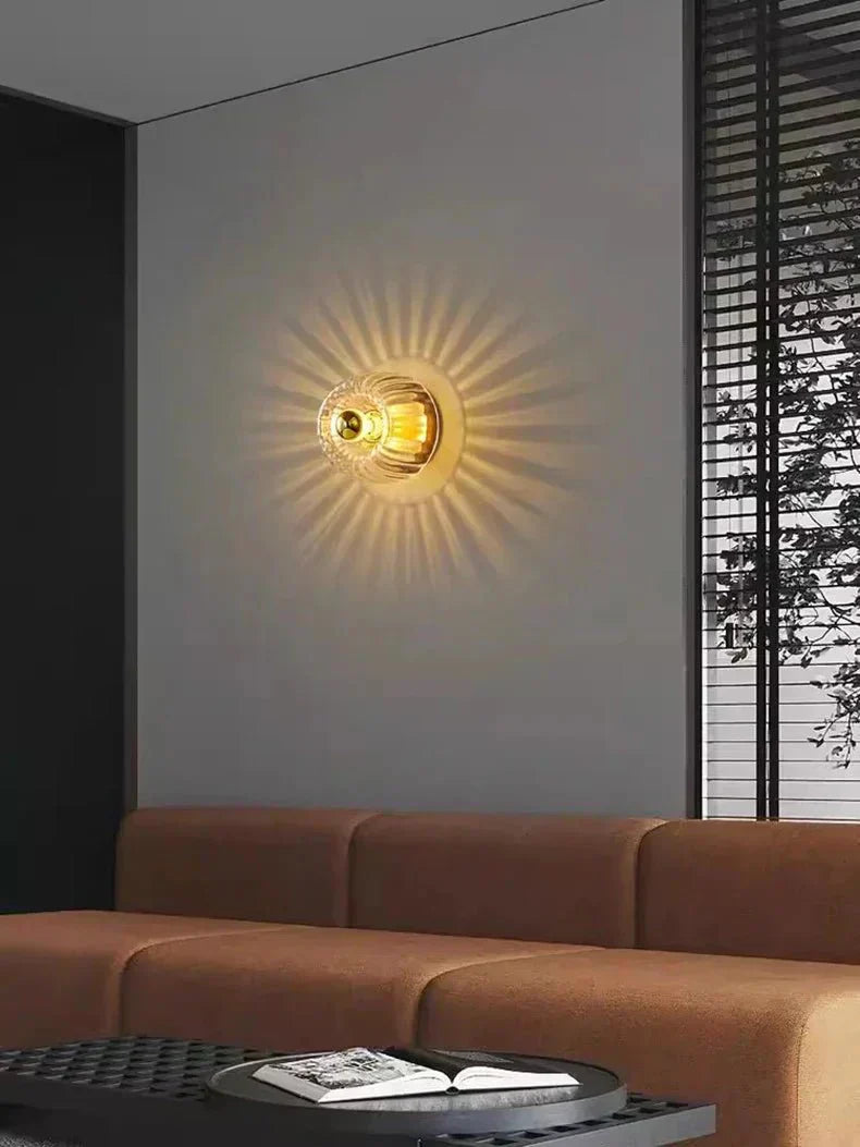 Applique murale métallique avec abat-jour en verre pour salon