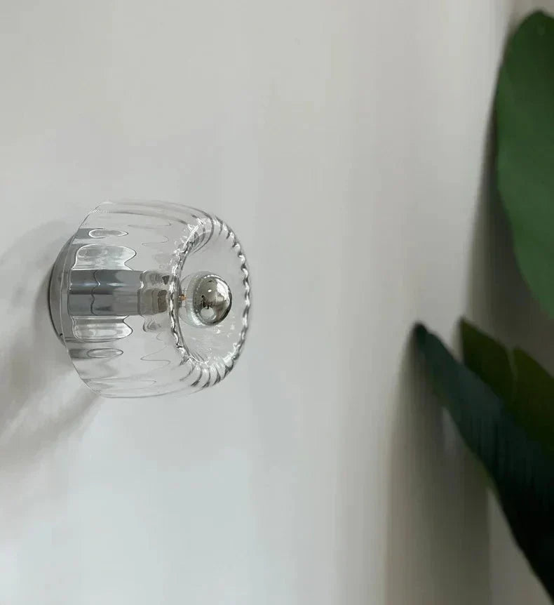 Applique murale métallique avec abat-jour en verre pour salon