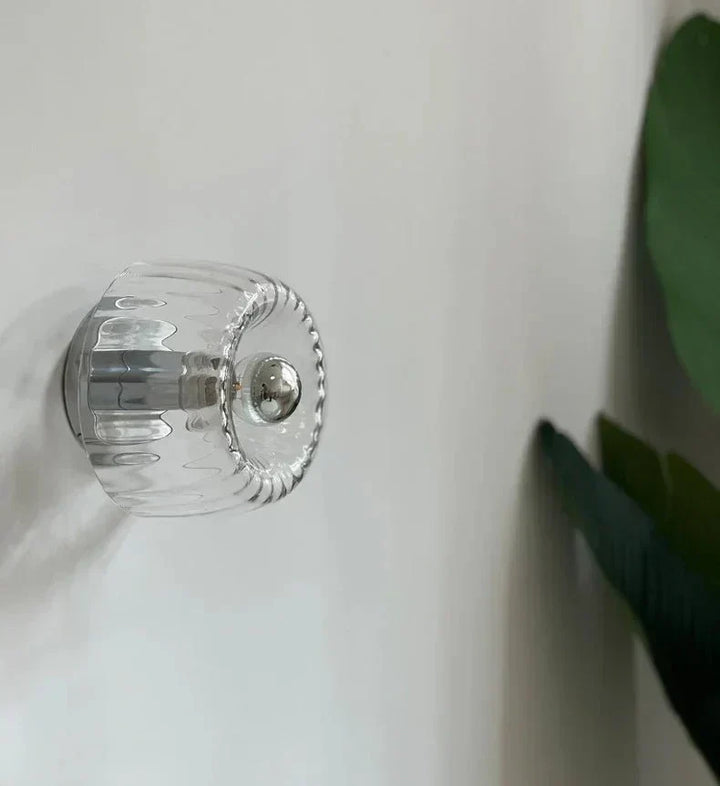 Applique murale métallique avec abat-jour en verre pour salon