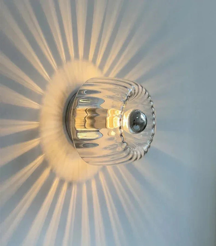 Applique murale métallique avec abat-jour en verre pour salon