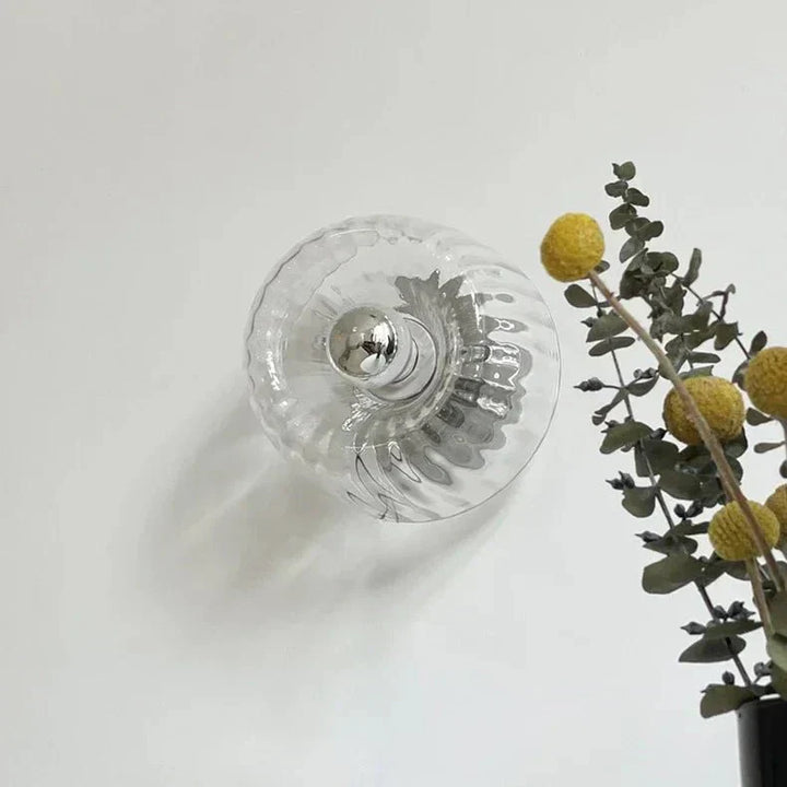 Applique murale métallique avec abat-jour en verre pour salon