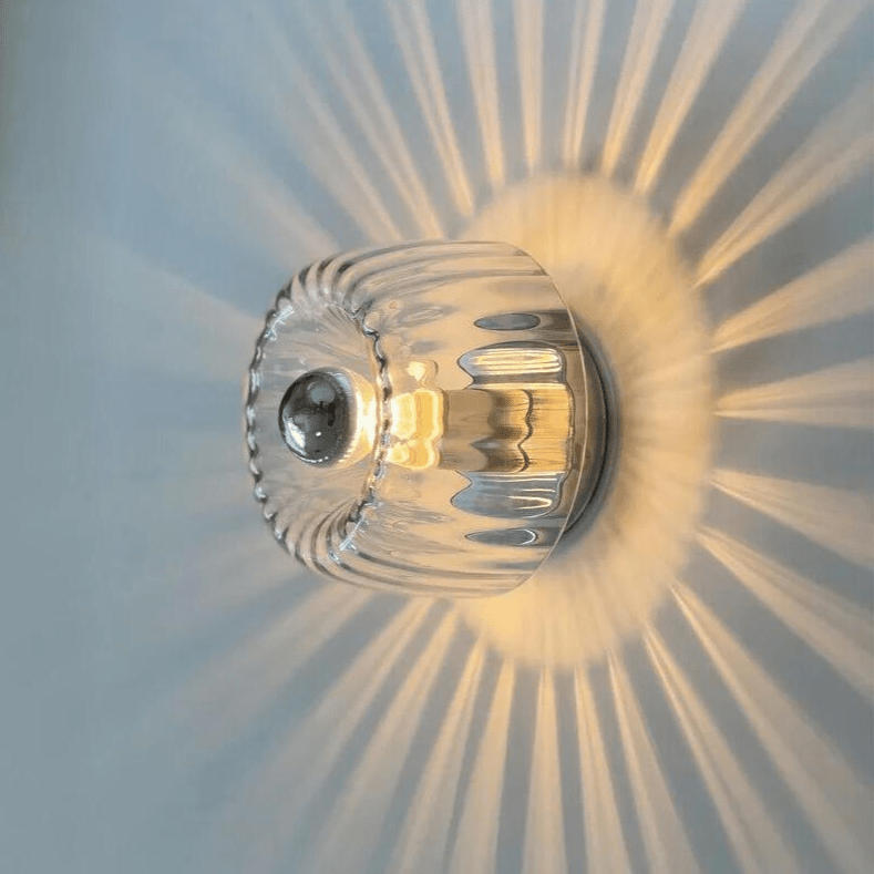 Applique murale métallique avec abat-jour en verre pour salon