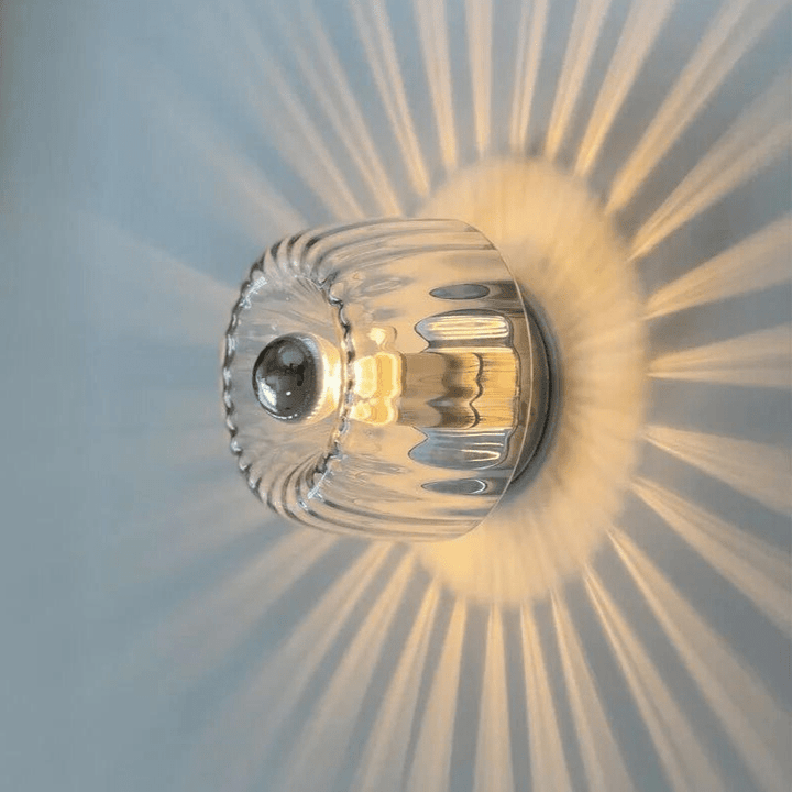 Applique murale métallique avec abat-jour en verre pour salon