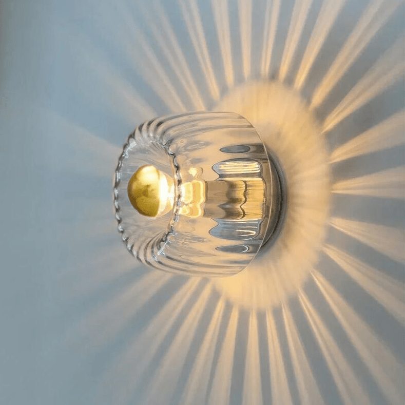 Applique murale métallique avec abat-jour en verre pour salon