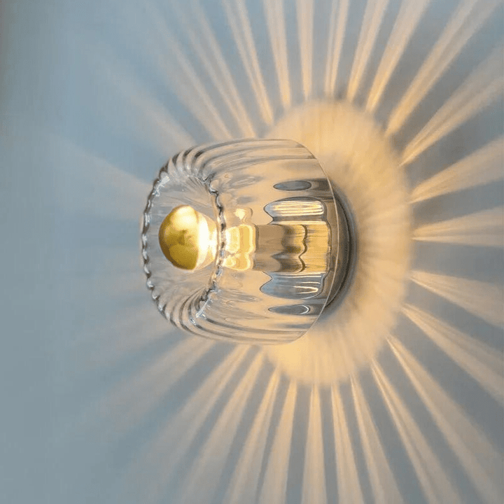 Applique murale métallique avec abat-jour en verre pour salon