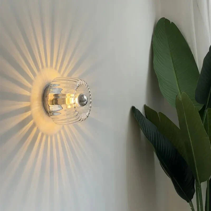 Applique murale métallique avec abat-jour en verre pour salon
