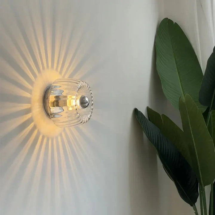 Applique murale métallique avec abat-jour en verre pour salon