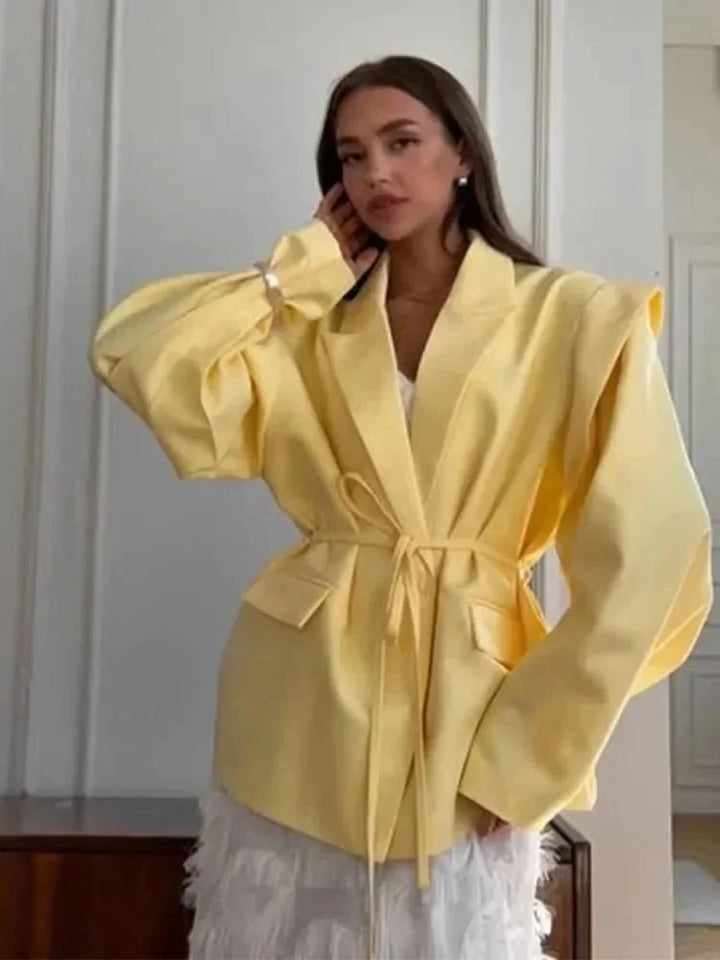 Blazer de mujer con cordones y hombreras acolchadas para otoño, de corte elegante