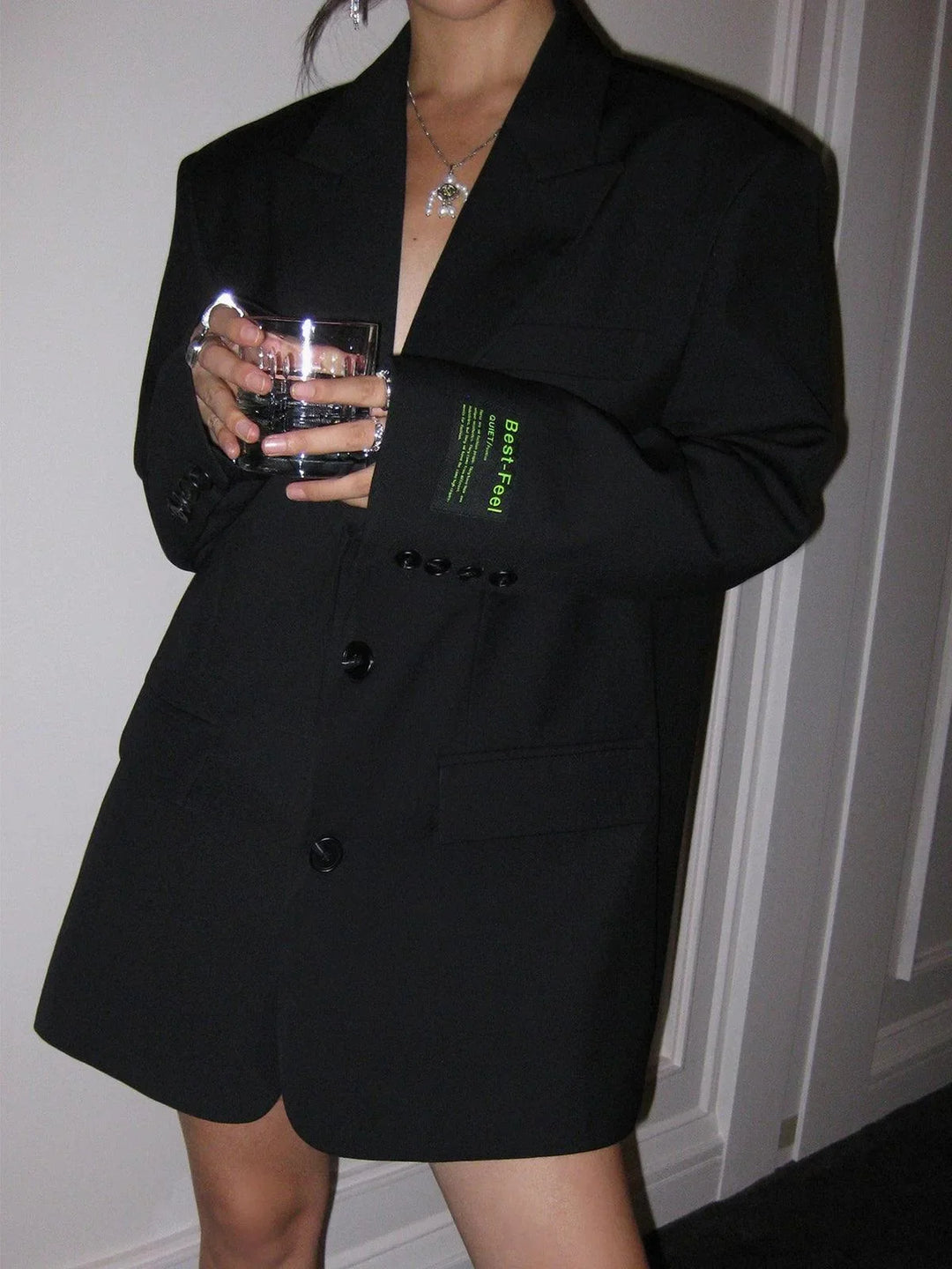 Veste femme en velours ajustée pour l'automne, avec une fermeture élégante à bouton unique.