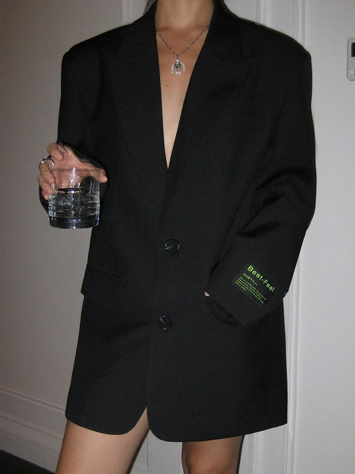 Veste femme en velours ajustée pour l'automne, avec une fermeture élégante à bouton unique.