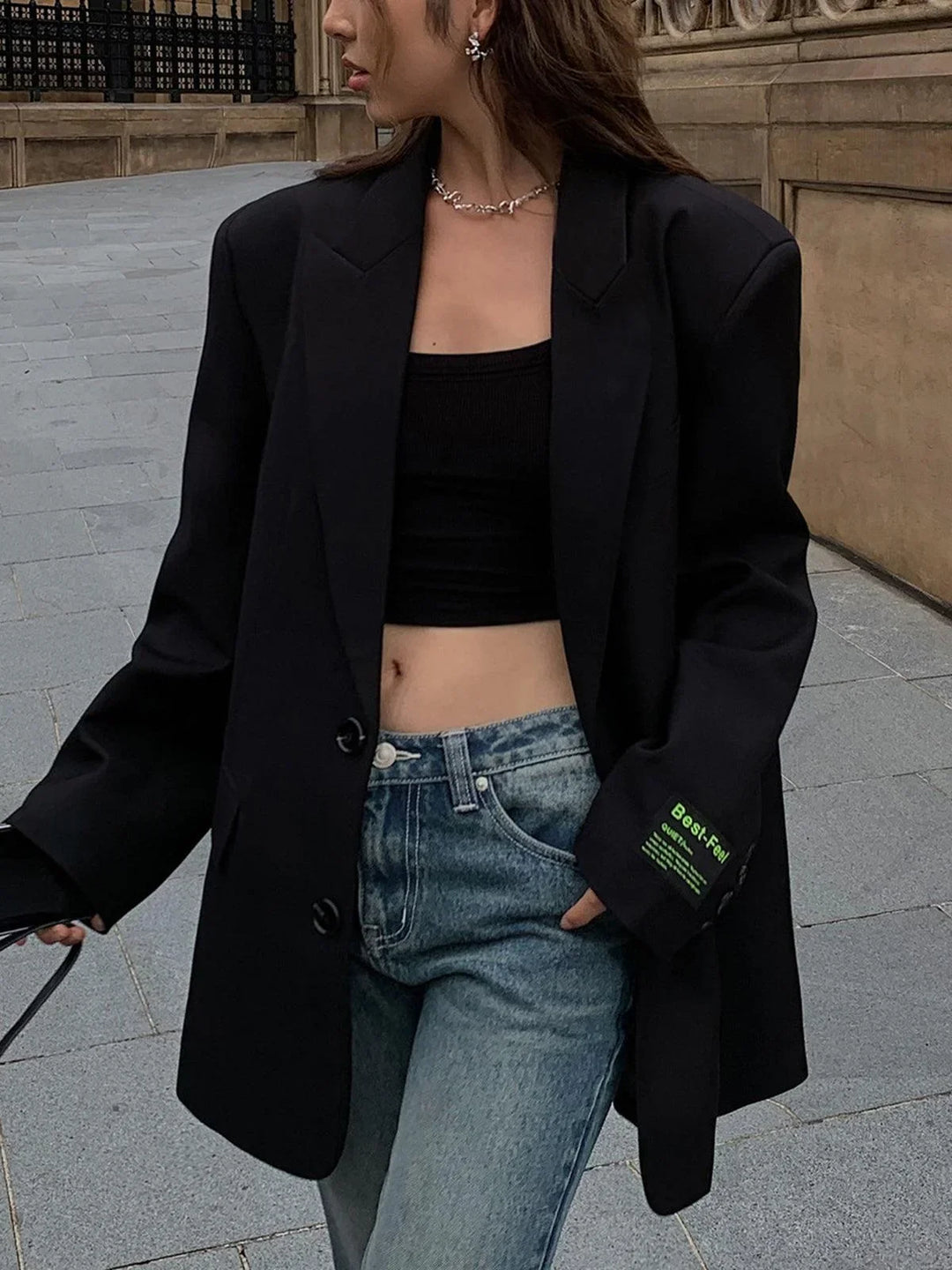 Veste femme en velours ajustée pour l'automne, avec une fermeture élégante à bouton unique.