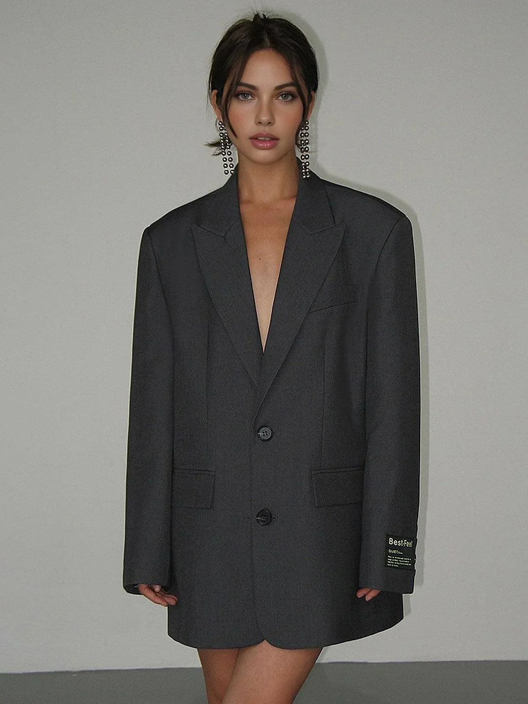 Veste femme en velours ajustée pour l'automne, avec une fermeture élégante à bouton unique.