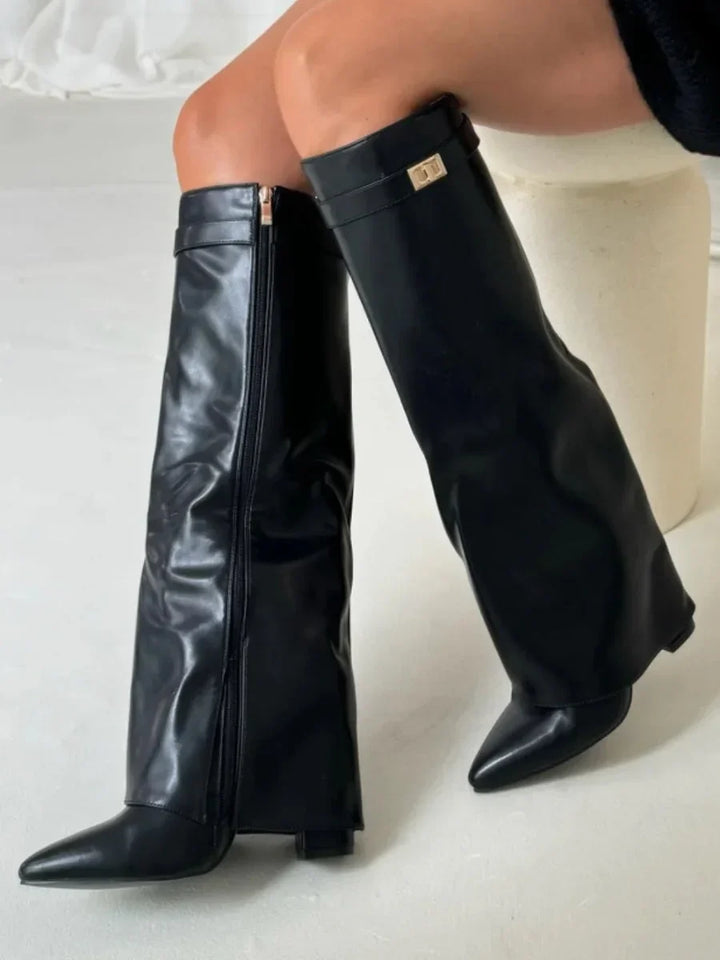 Bottines en daim pour femme avec des détails métalliques, pour l'automne, élégantes et confortables.