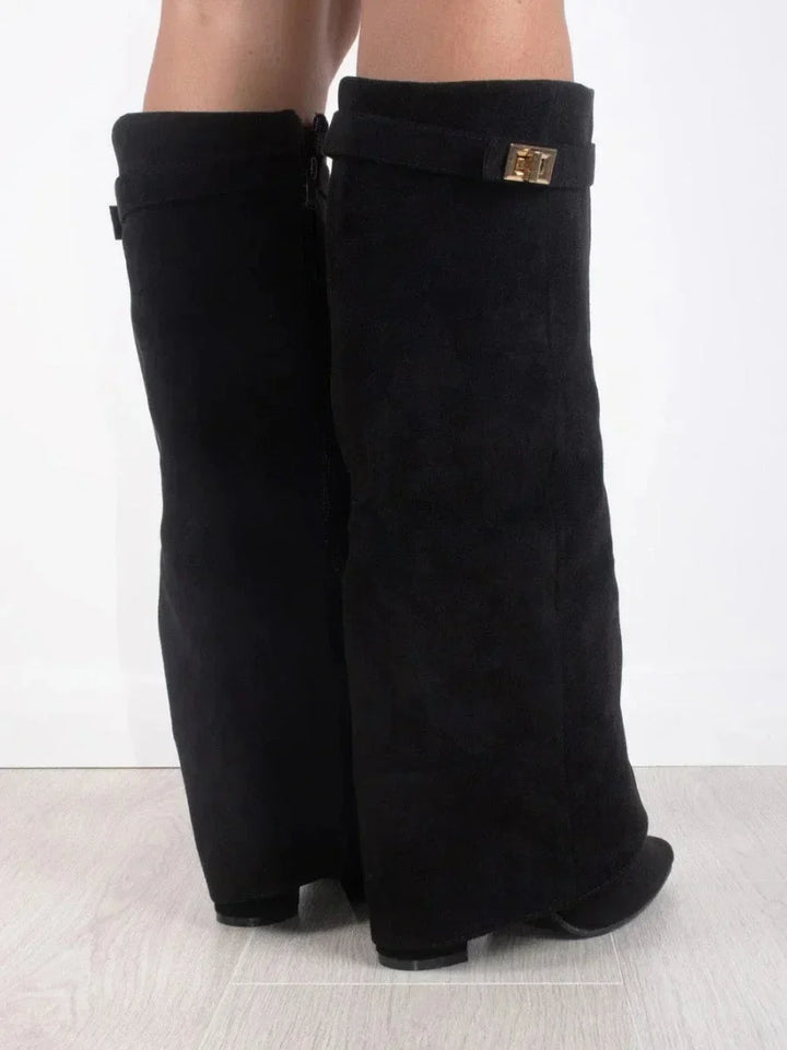 Bottines en daim pour femme avec des détails métalliques, pour l'automne, élégantes et confortables.