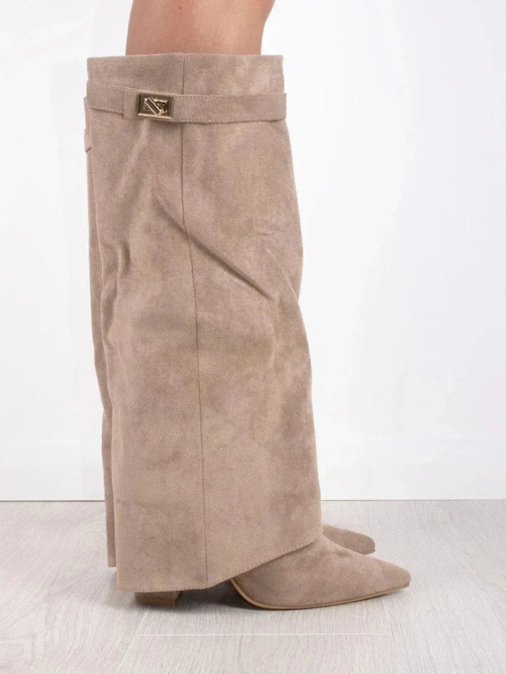 Bottines en daim pour femme avec des détails métalliques, pour l'automne, élégantes et confortables.