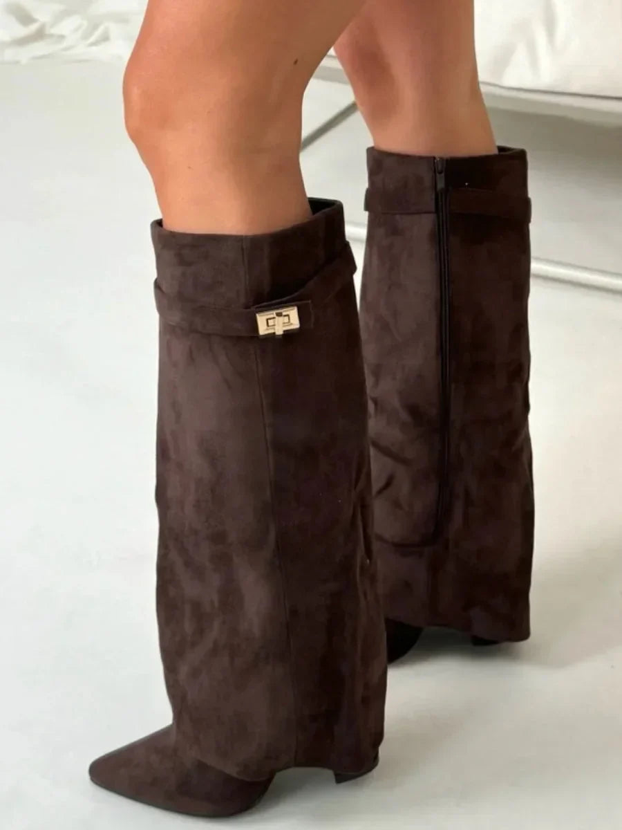 Bottines en daim pour femme avec des détails métalliques, pour l'automne, élégantes et confortables.