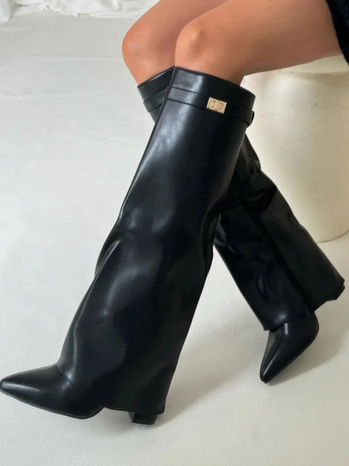 Bottines en daim pour femme avec des détails métalliques, pour l'automne, élégantes et confortables.
