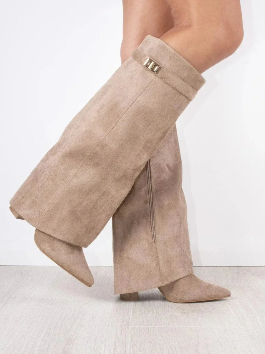 Bottines en daim pour femme avec des détails métalliques, pour l'automne, élégantes et confortables.
