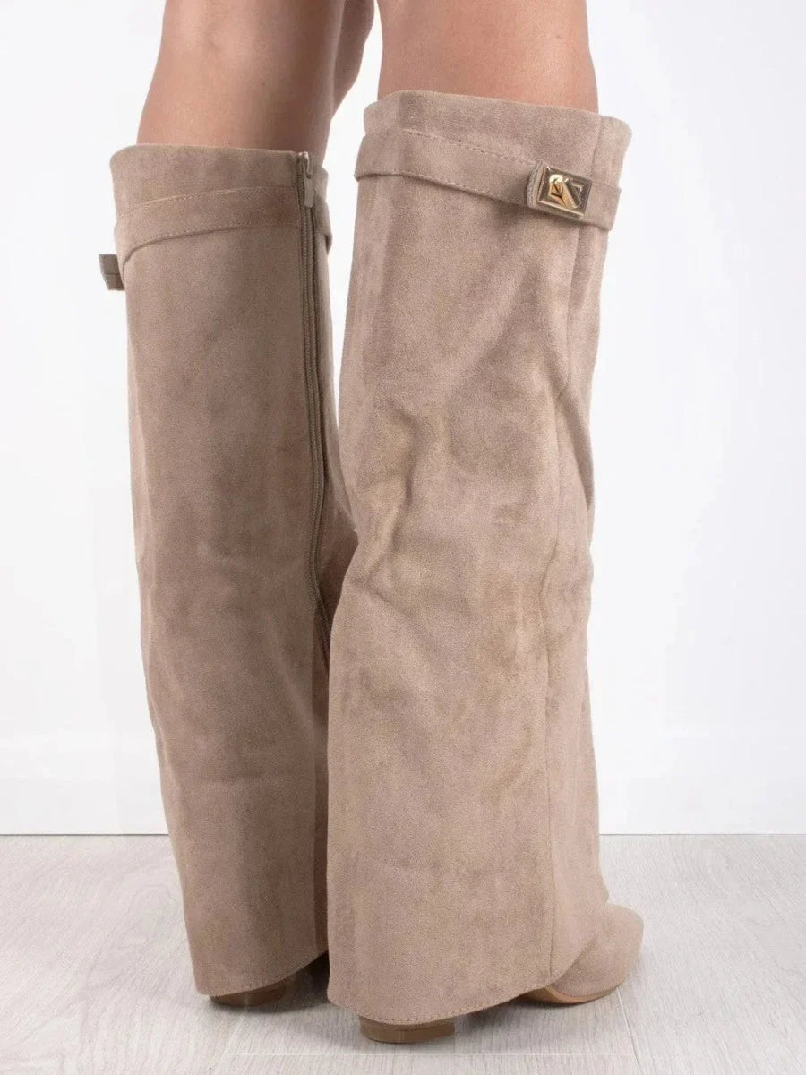 Bottines en daim pour femme avec des détails métalliques, pour l'automne, élégantes et confortables.