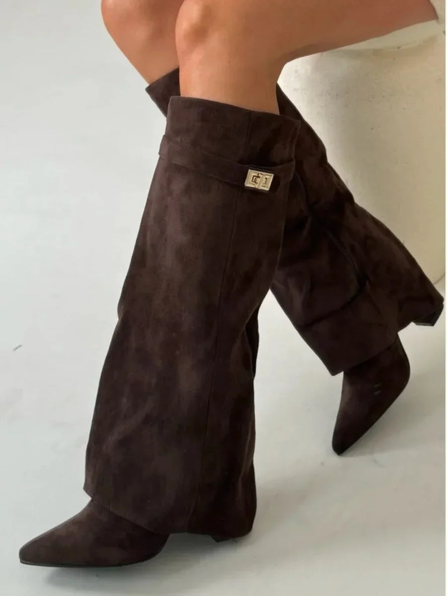 Bottines en daim pour femme avec des détails métalliques, pour l'automne, élégantes et confortables.