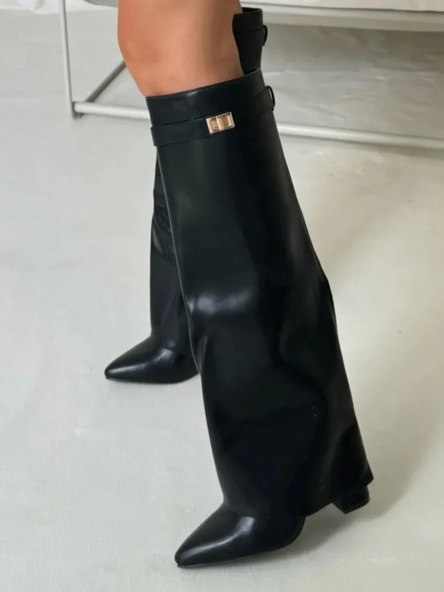 Bottines en daim pour femme avec des détails métalliques, pour l'automne, élégantes et confortables.