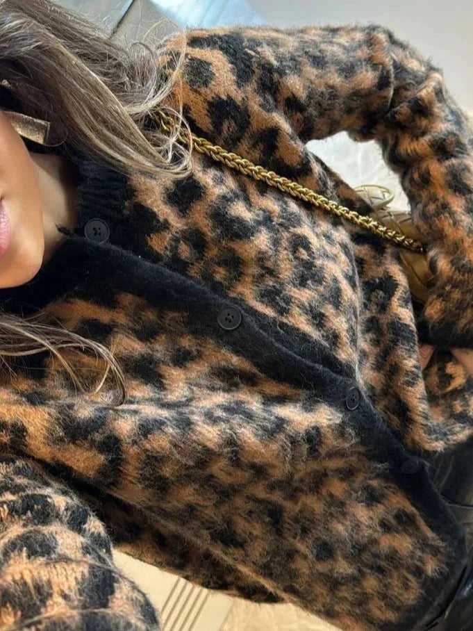 Women’s long-sleeved knitted cardigan with an animal print for autumn