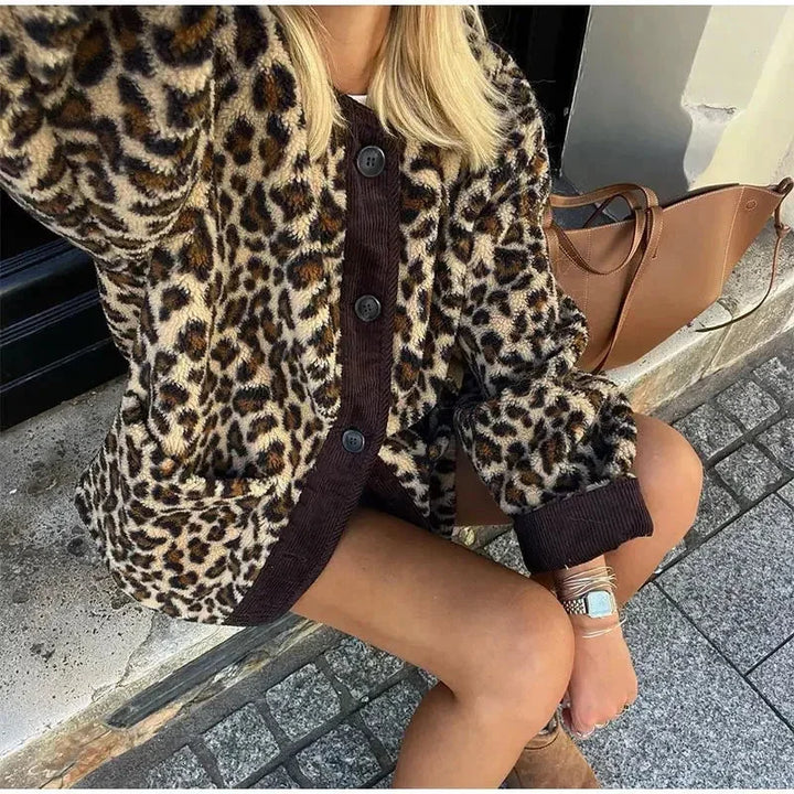 Gilet da donna in maglia con stampa animalier e chiusura con bottoni, ideale per l’autunno
