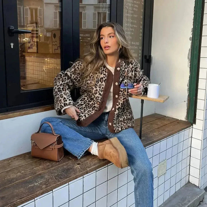 Gilet da donna in maglia con stampa animalier e chiusura con bottoni, ideale per l’autunno