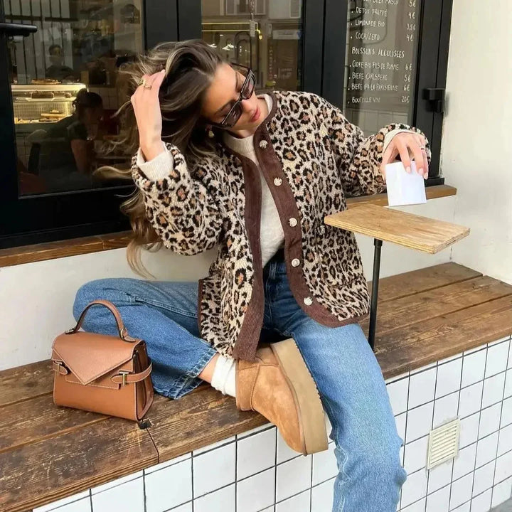 Gilet da donna in maglia con stampa animalier e chiusura con bottoni, ideale per l’autunno