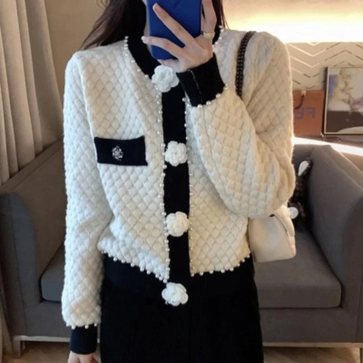 Cárdigan de mujer de punto con adornos de perlas, corte elegante para el otoño
