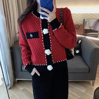 Cárdigan de mujer de punto con adornos de perlas, corte elegante para el otoño