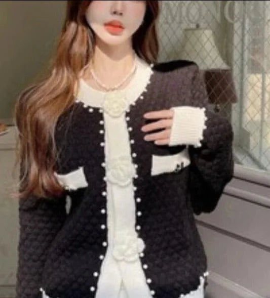 Cárdigan de mujer de punto con adornos de perlas, corte elegante para el otoño